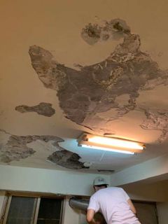 三重舊漆剝落，批土刷漆