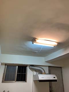 三重舊漆剝落，批土刷漆